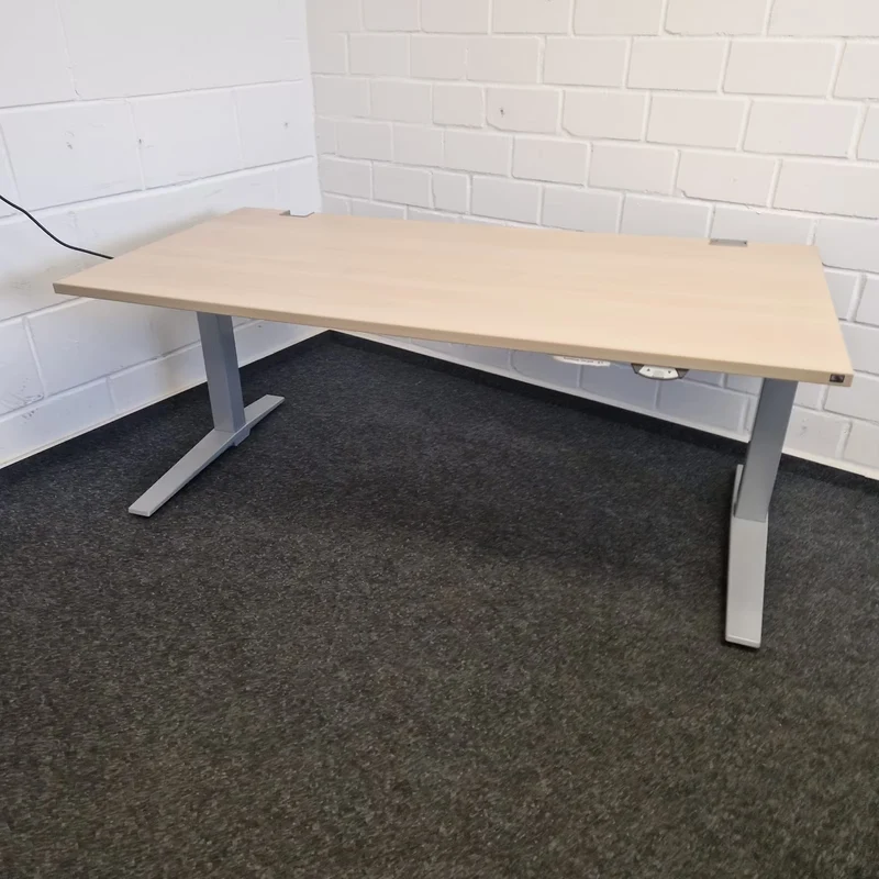 Elektrisch höhenverstellbarer Schreibtisch – König & Neurath
