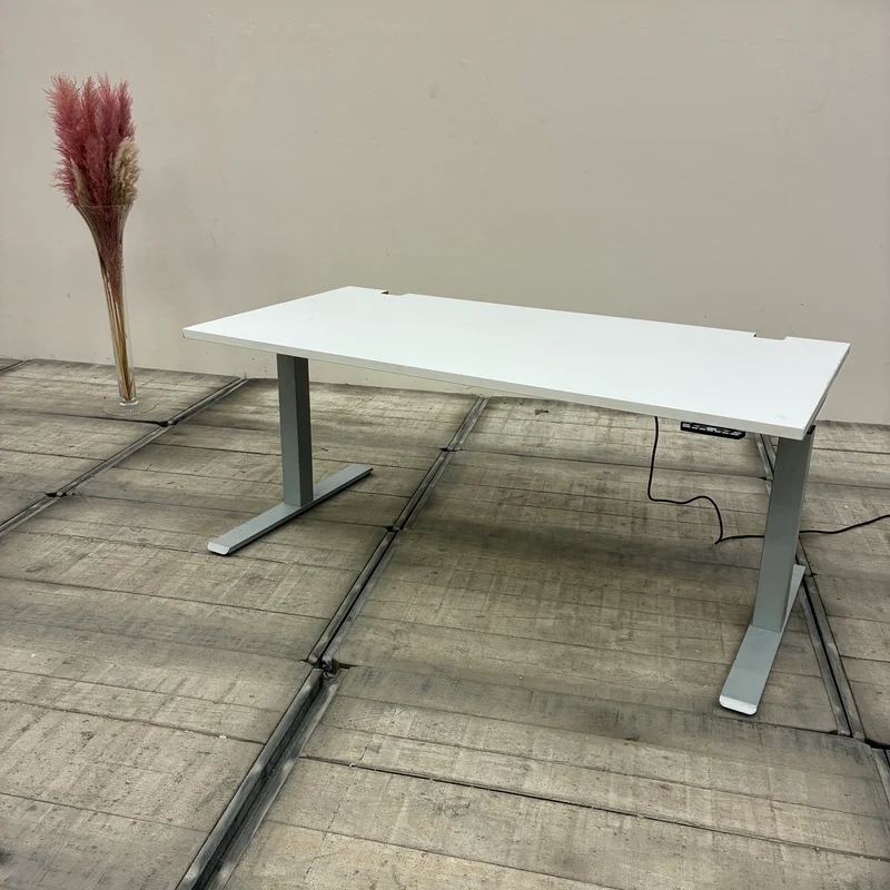 Elektrisch höhenverstellbarer Planmöbel Schreibtisch Weiß Büro Tisch gebraucht
