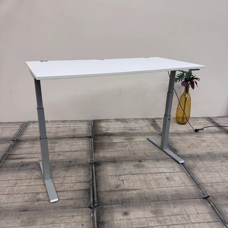 Elektrisch höhenverstellbarer Planmöbel Schreibtisch Weiß Büro Tisch gebraucht