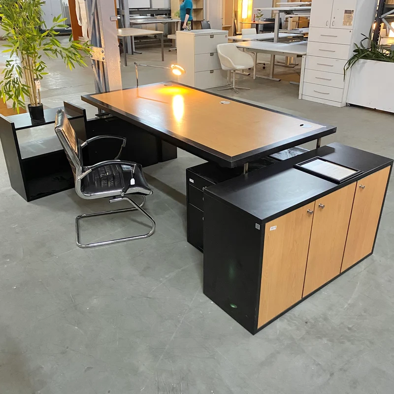 Büro Zimmer mit Schreibtisch Freischwinger und Sideboard Gebraucht