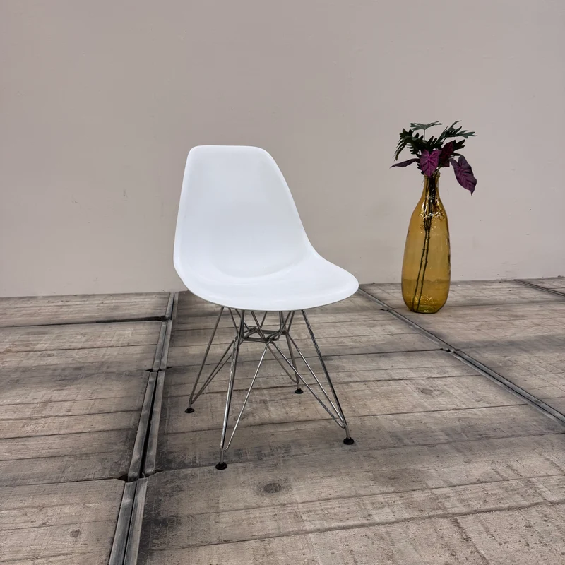 Schalenstuhl – Weiß Chrom Stuhl im Eames-Look gebraucht