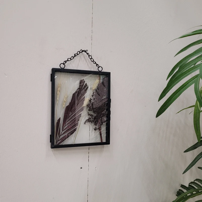 Fotorahmen mit getrockneten Blumen antik schwarz Deko