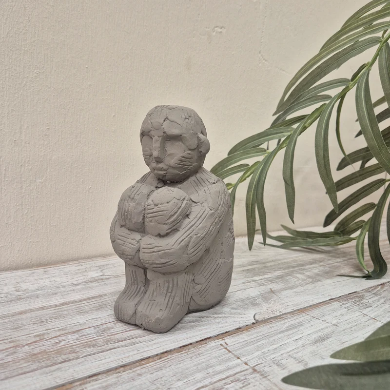 J-Line Skulptur Grau Steinoptik Sitzende-Figur Deko-Figur