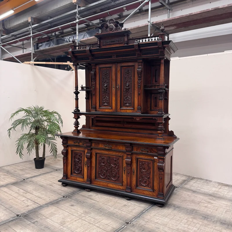 Prunkvolles Gründerzeit-Buffet in Nussbaum Antiquität Historisches Buffet aus Villen-Bestand