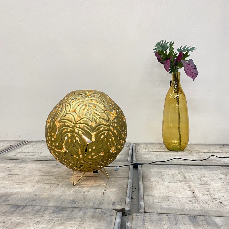Countryfield Derry Tischlampe golden Floral Kugel Palmen Lampe
