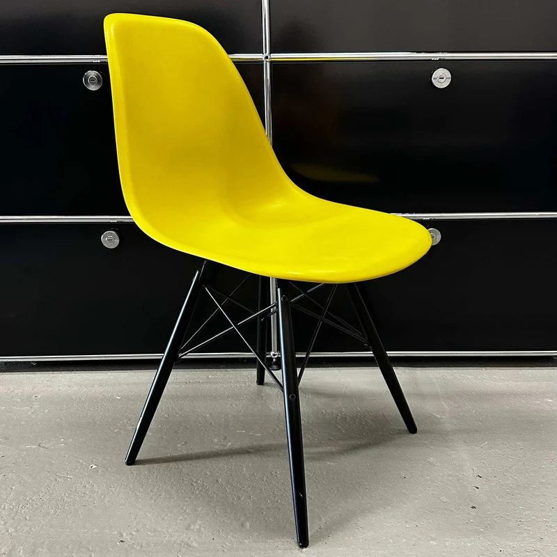 Vitra Eames Plastic Sidechair