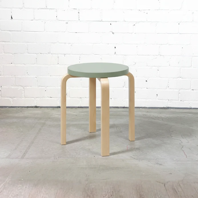 Artek E60 Hocker Birkenholz / Salbeigrün