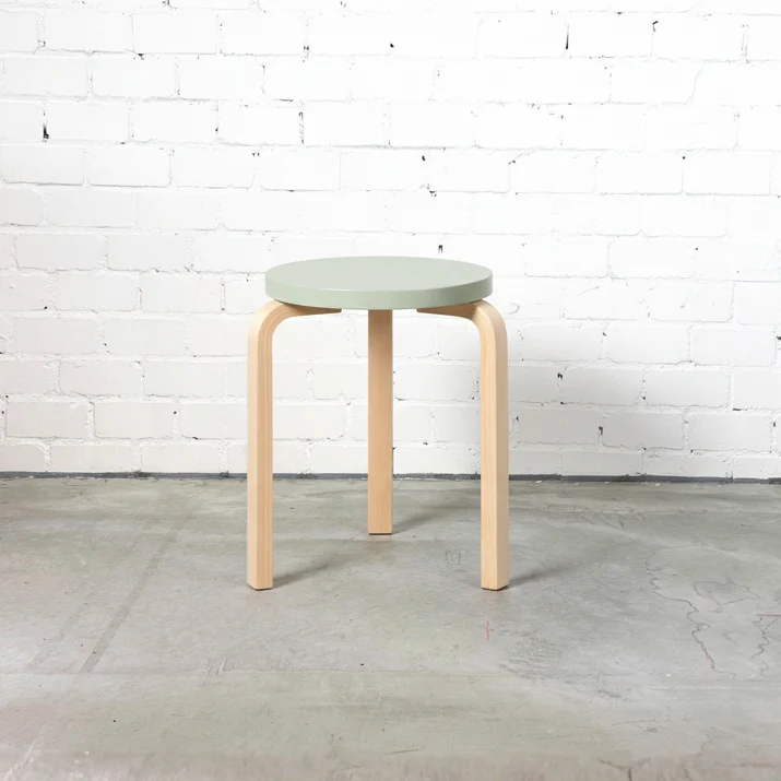 Artek 60 Hocker Birkenholz/Salbeigrün