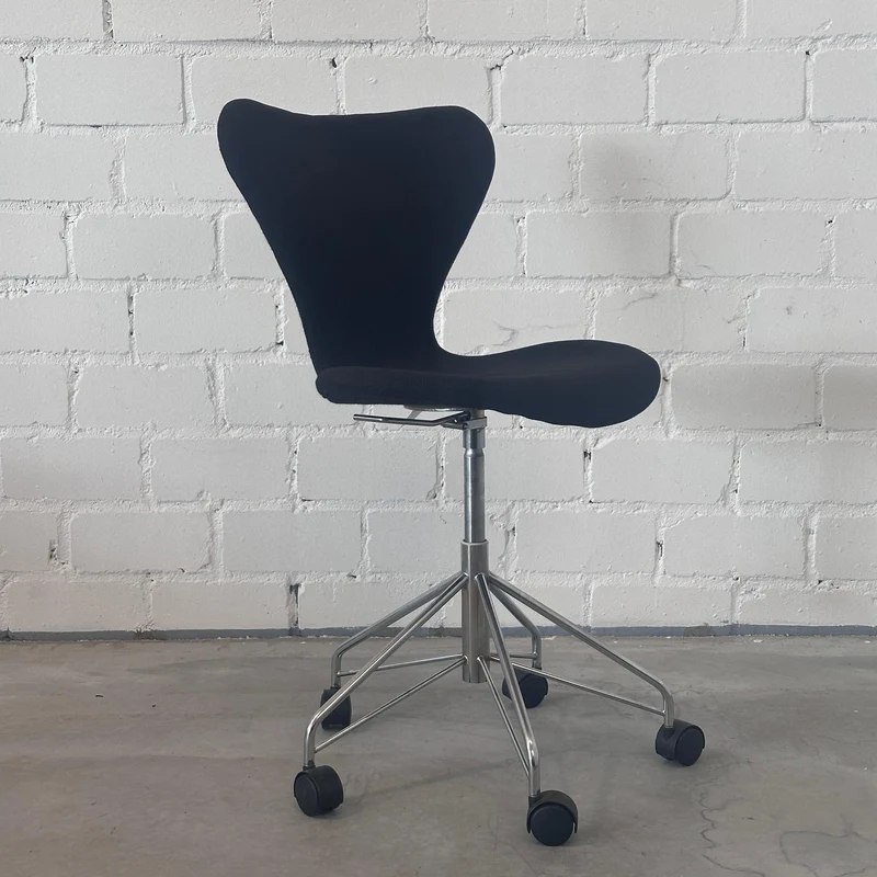 Fritz Hansen Serie 7 3117 Schreibtischstuhl schwarz