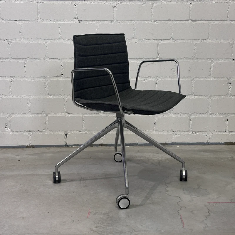 Arper Catifa 46 Stuhl Stoff grau mit Rollen