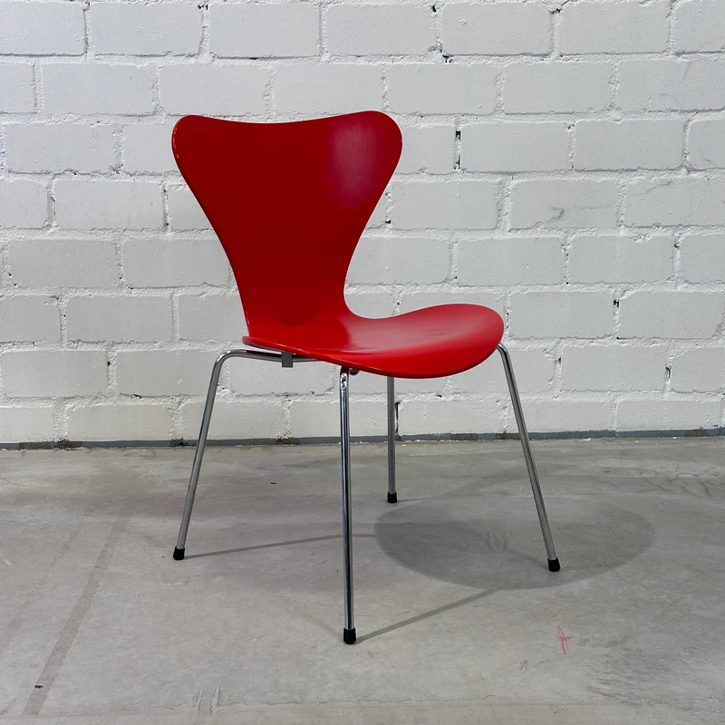Fritz Hansen Serie 7 Stapelstuhl rot