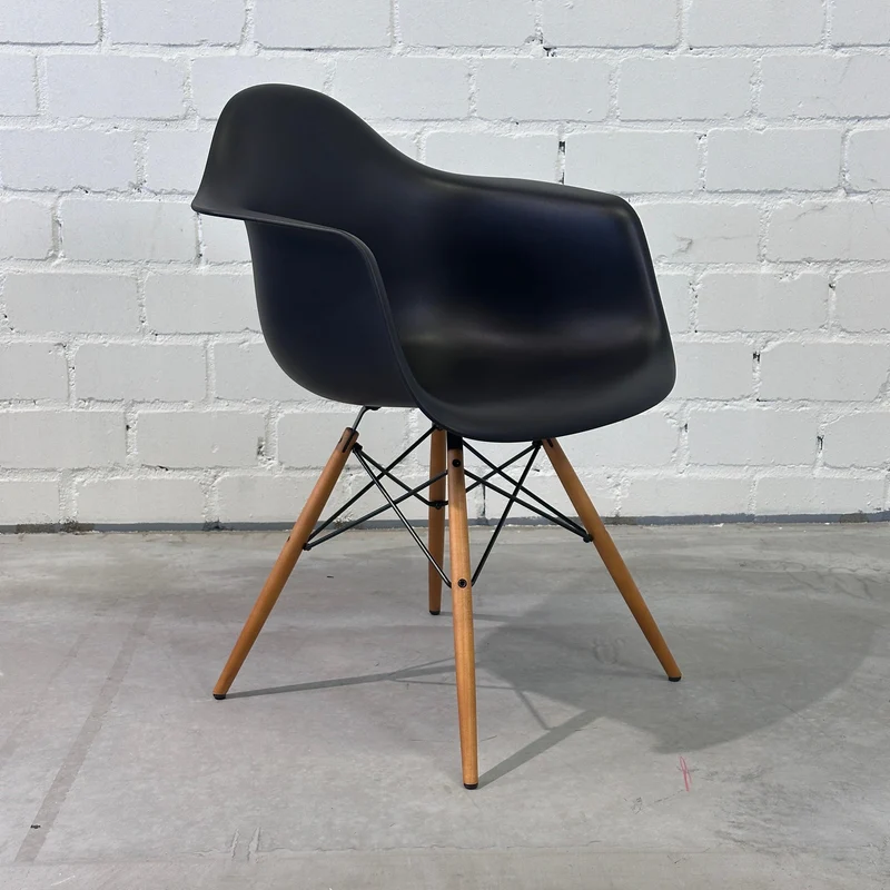 Vitra DAW Eames Plastic Armchair schwarz