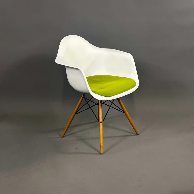 Vitra Eames Plastic Armchair weiß/grün