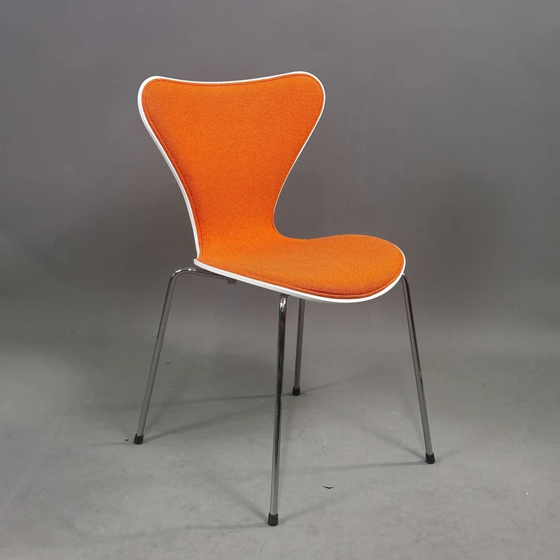 Fritz Hansen Serie 7 Stapelstuhl weiß / orange gepolstert