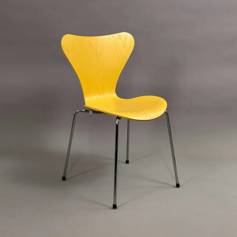 Fritz Hansen Serie 7 Stapelstuhl Holz gelb lasiert