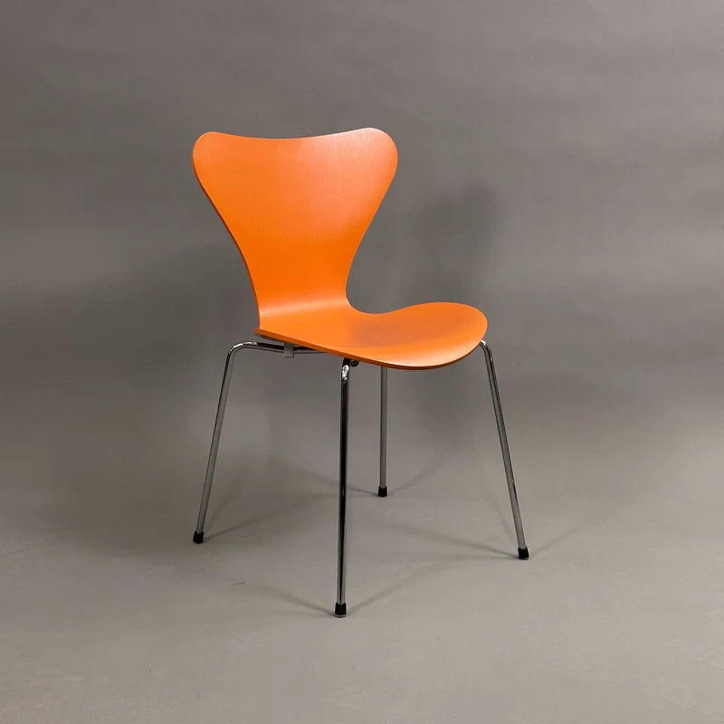 Fritz Hansen Serie 7 Stapelstuhl Holz orange lasiert
