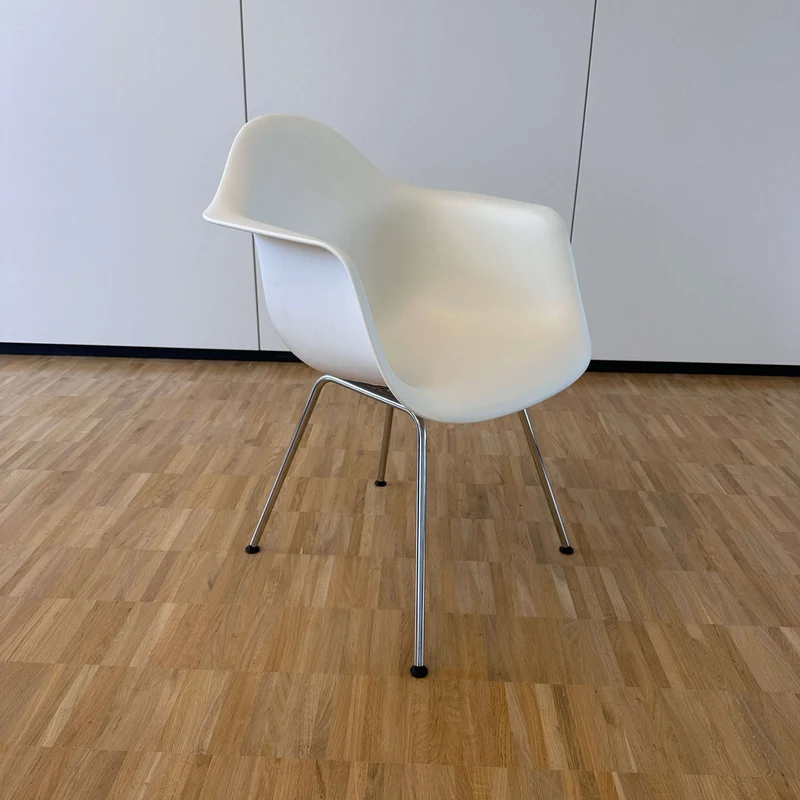 Vitra Eames Plastic Armchair weiß