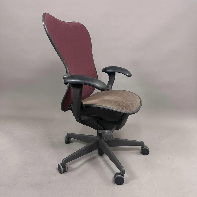 Herman Miller Mirra 1 schwarz / rot