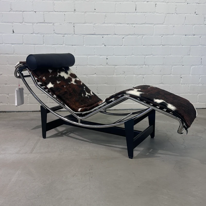 Cassina LC4 Chaiselongue Liege Fell gefleckt