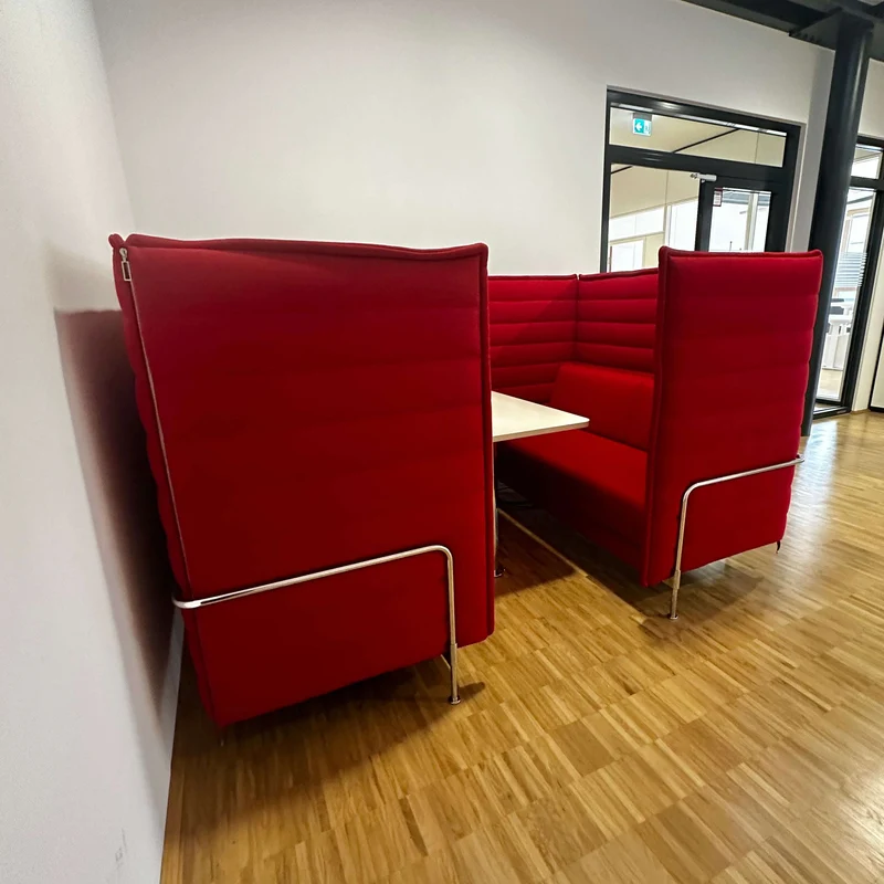 Vitra Alcove Cabin Highback mit Arbeitsplatte rot