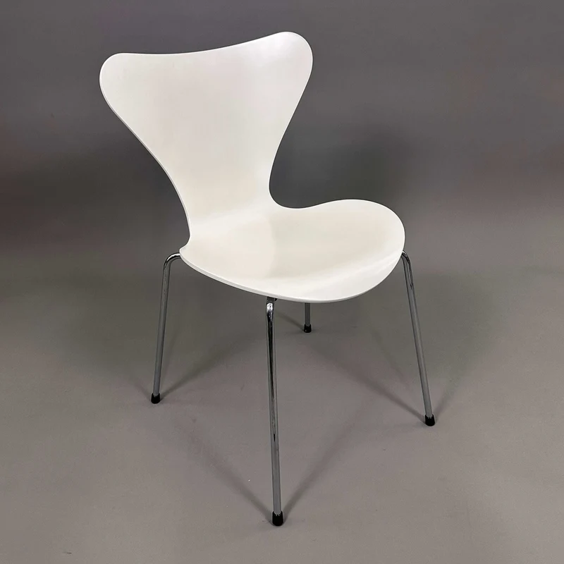 Fritz Hansen Serie 7 Stapelstuhl weiß