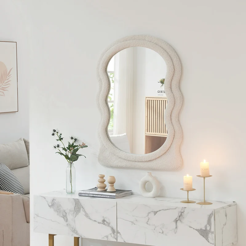 Wandspiegel Brummen mit Teddystoff-Rahmen 80x60 cm Weiß [en.casa]